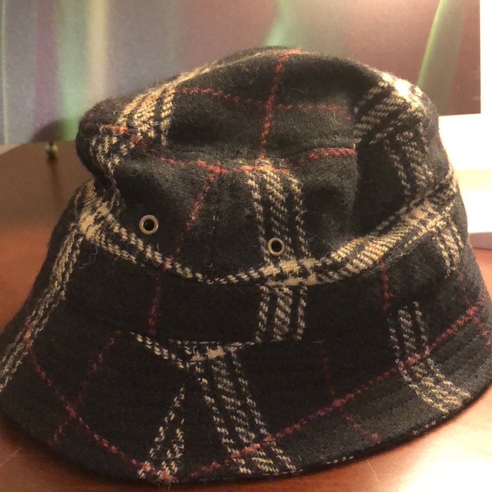 Gorgeous winter hat - Picture 4 of 4